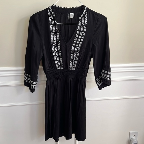 Embroidered black H&M dress - Picture 1 of 6